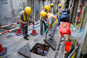 直属员工队以高压喷水法清理渠管