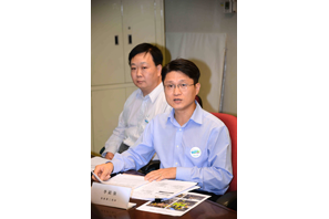 Mr. WONG Chi-leung (left) and Mr. LEE Ming-keung (right), our Engineers, giving the media an account of DSD drain clearing operations