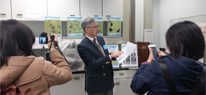 Dr. TANG Tin-wu, Senior Chemist, explaining the Microscopic Examination techniques
