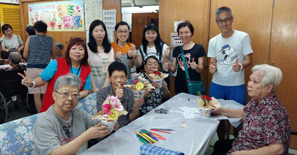 DSD volunteer chatted with the elderly as they were making handicraft, enjoying a joyful Saturday morning