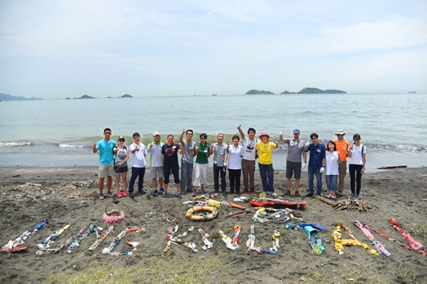 渠务署义工队及环保先锋参与清洁海岸活动，并协助统计海岸垃圾