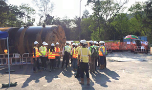 DSD’s colleagues, site supervisory staff and representatives of contractors visiting Tuen Mun Village Sewerage and the site of Trunk Sewers at Pillar Point
