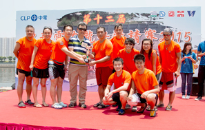 渠务署龙舟队在「第十二届中华电力友谊杯龙舟赛 2015」的合照