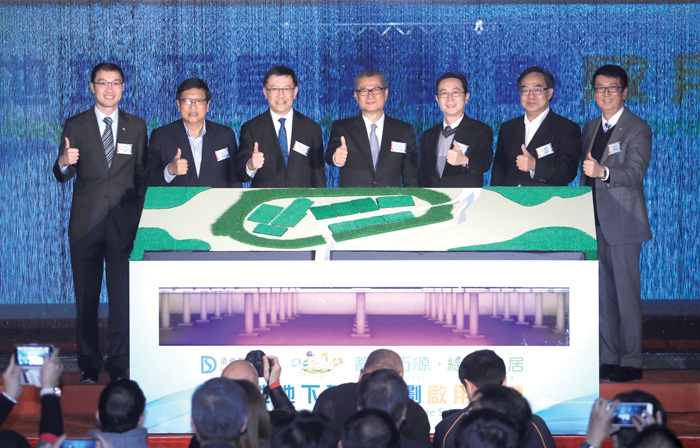 Mr. Paul CHAN Mo-po (middle), Financial Secretary, Mr. Eric MA Siu-cheung (third right), then Secretary for Development and Mr. Edwin TONG Ka-hung (third left), Director of Drainage Services, officiated at the Commissioning Ceremony