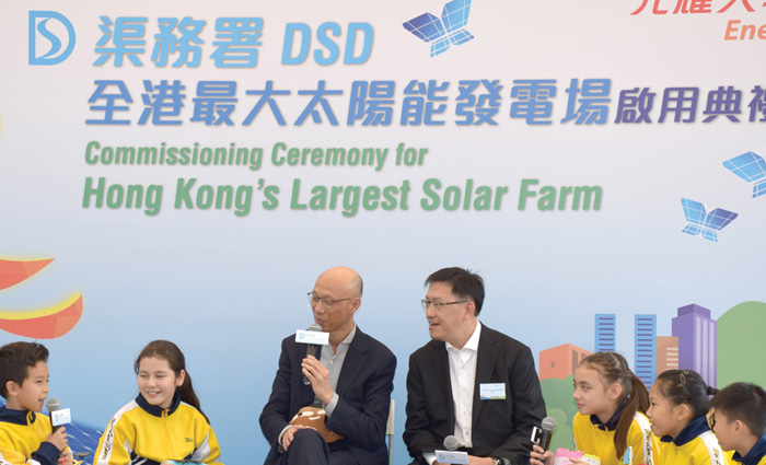Interaction between Mr. WONG Kam-sing (third left), Secretary for the Environment, Mr. Edwin TONG Ka-hung (forth right), Director of Drainage Services, and the students