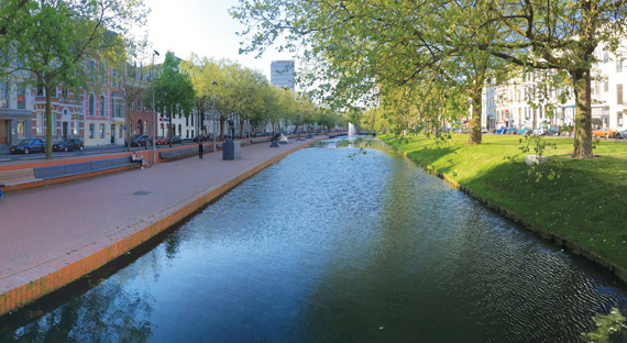 鹿特丹市中心的人工河道，两旁设有艺术雕塑，可让公众在河道水位较低时休憩及进行近水活动