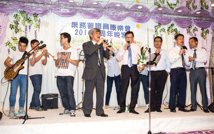 DSD Band, The Revival, jamming with Mr. Edwin TONG Ka-hung, Director of Drainage Services, and Mr. MAK Ka-wai, Deputy Director of Drainage Services