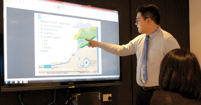 Mr. Lucas CHAN Cheuk-man, Engineer, introduced the operation of Lai Chi Kok Drainage Tunnel
