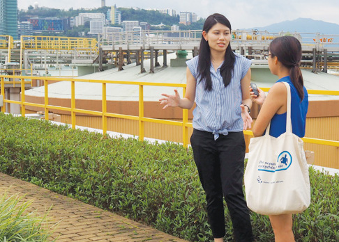 Landscape Architect Ms. Sandy TONG Chui-shan introduced the greening work of DSD to the reporter