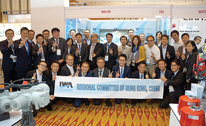 本署同事與其他香港代表在國際水協中國香港地區委員會的展覽攤位前合照