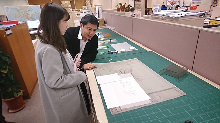 技术主任范锦成先生（右）介绍绘画图则过程