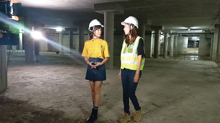 工程师袁佩姗女士（右）讲解跑马地地下蓄洪计划的运作