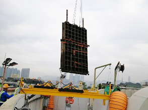 工程团队把部分水闸组件拆除