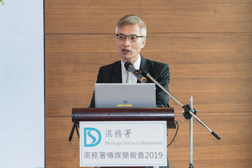Mr. Kelvin LO Kwok-wah, Director of Drainage
Services, briefed the media on DSD’s works