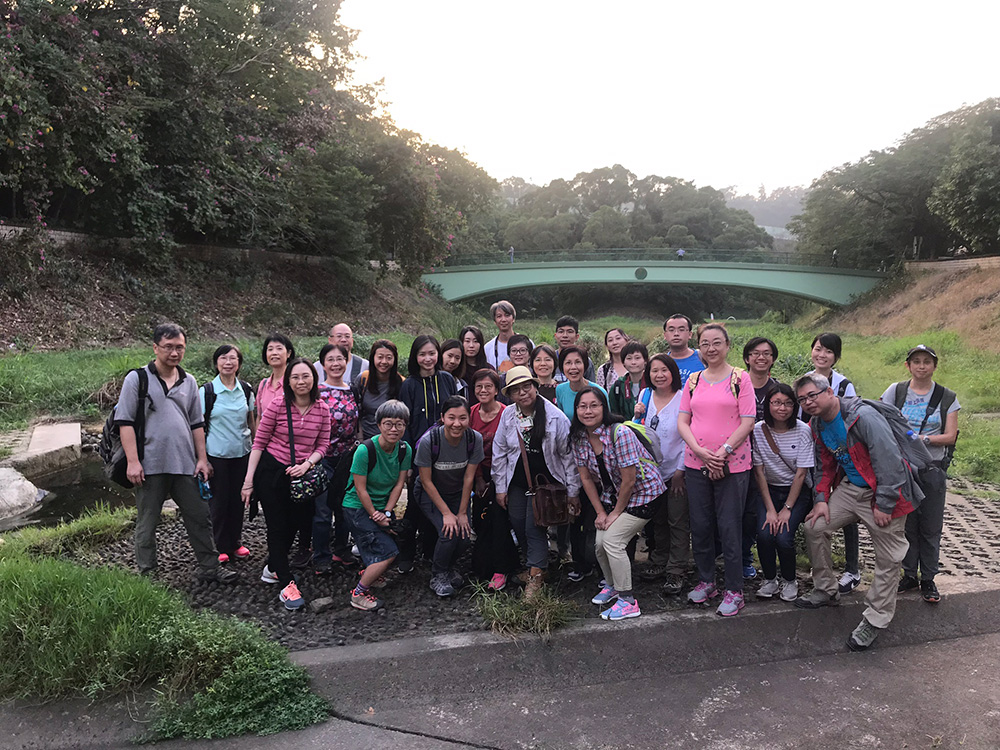 市民踴躍參與在林村河的導賞團 活動，加深對本地綠化河流的認識 