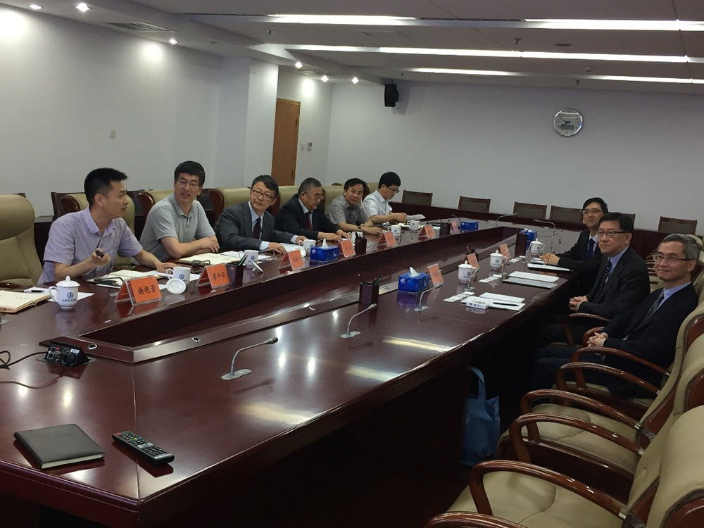 Mr. Edwin TONG Ka-hung (middle of the right side), then Director of
Drainage Services, led representatives to share experience with the
officials of Beijing Water Authority