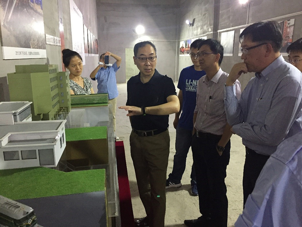 本署時任署長唐嘉鴻先生（右一）和總工程師劉勝昌先生（右二）到訪夕照寺排澇泵站了解其運作