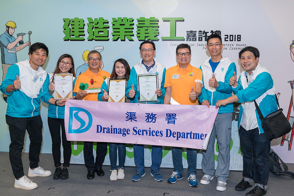 Group photo of Mr. Edwin TONG Ka-hung
(fourth right), then Director of Drainage Services
and the Volunteer Team