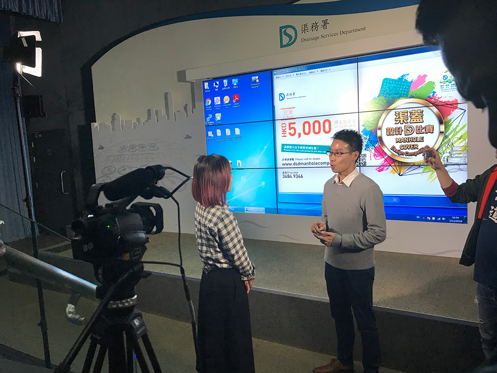 Mr. Barry NG Ka-wing, Electrical and Mechanical Engineer, introduced
DSD’s manhole cover design competition to the reporter