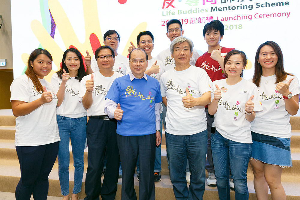 Group photo of Mr. Matthew Cheung Kin-chung (fourth left,
front row), Chief Secretary for Administration, Mr. MAK Ka-wai
(third right, front row), Deputy Director of Drainage Services
and the mentoring team at launching ceremony