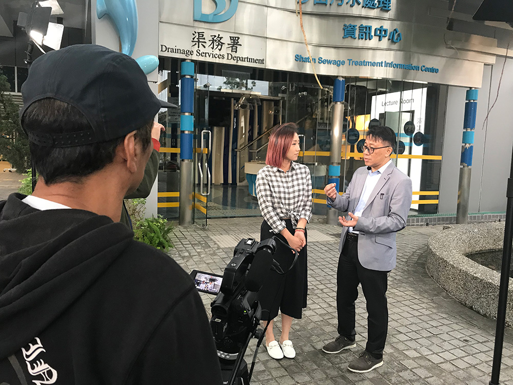 Mr. Sammy LAI Chiu-leung, DSD Hotline Superintendent, gave an
interview to ATV’s progamme, “Hong Kong Snipe”