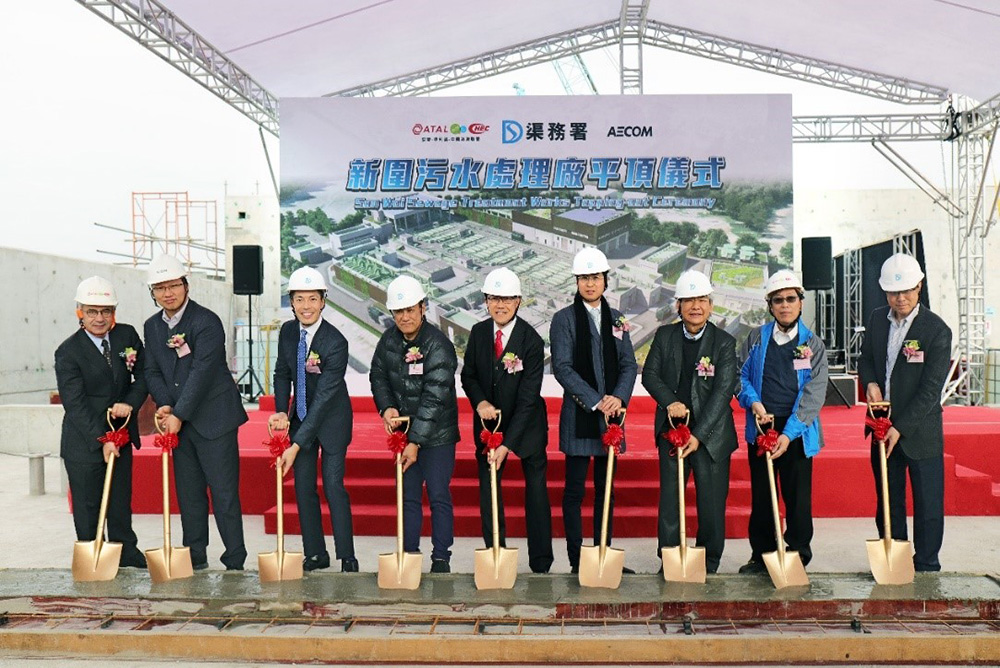 Group photo of Mr. Edwin TONG Ka-hung (middle), then
Director of Drainage Services, Mr. MAK Ka-wai (third right),
Deputy Director of Drainage Services, and other officiating
guests at the topping-out ceremony