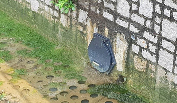 Installation of flap valves at drainage
outlets to prevent backflow of
seawater