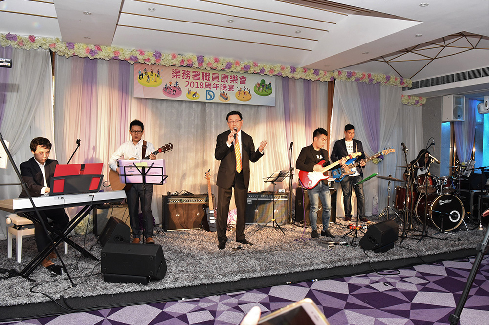 Mr. MAK Ka-wai, Deputy Director of Drainage Services, jamming with the DSD Band