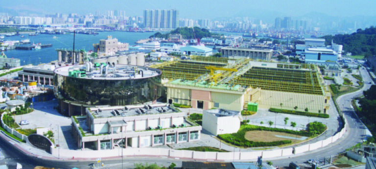 於「淨化海港計劃」第一期落成的昂船洲污水處理廠