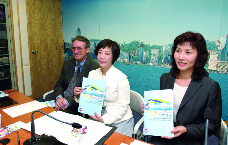 前环境运输及工务局局长廖秀冬博士（中）宣布，政府将于
2004年6月21日展开「净化海港计划」第二期的公众咨询