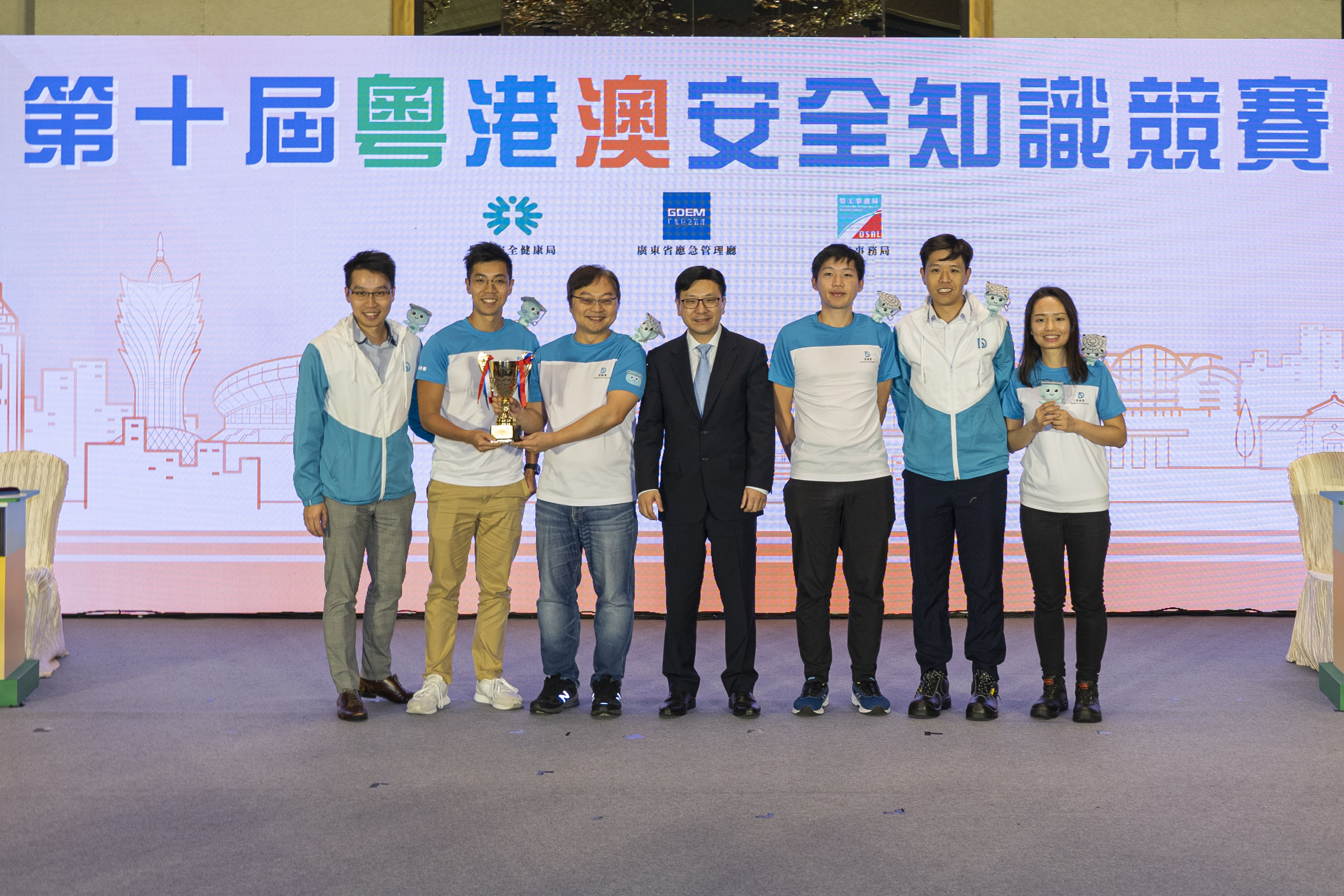 Photo 2: The championship award in "Community / Union” Category was presented by Mr. Chris SUN Yuk-han, the Secretary for Labour and Welfare (middle) to the DSD’s “E&M Safety Team”.
