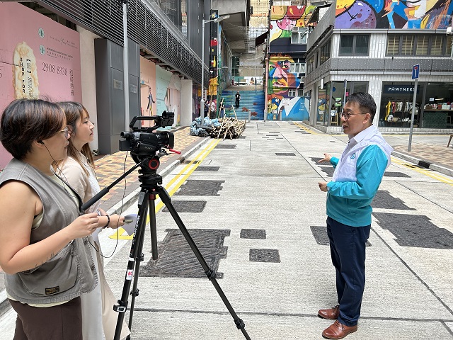 DSD Hotline Superintendent, Mr Sammy LAI Chiu-leung, shared the history and trivia of manhole covers in a mandarin channel radio programme of RTHK