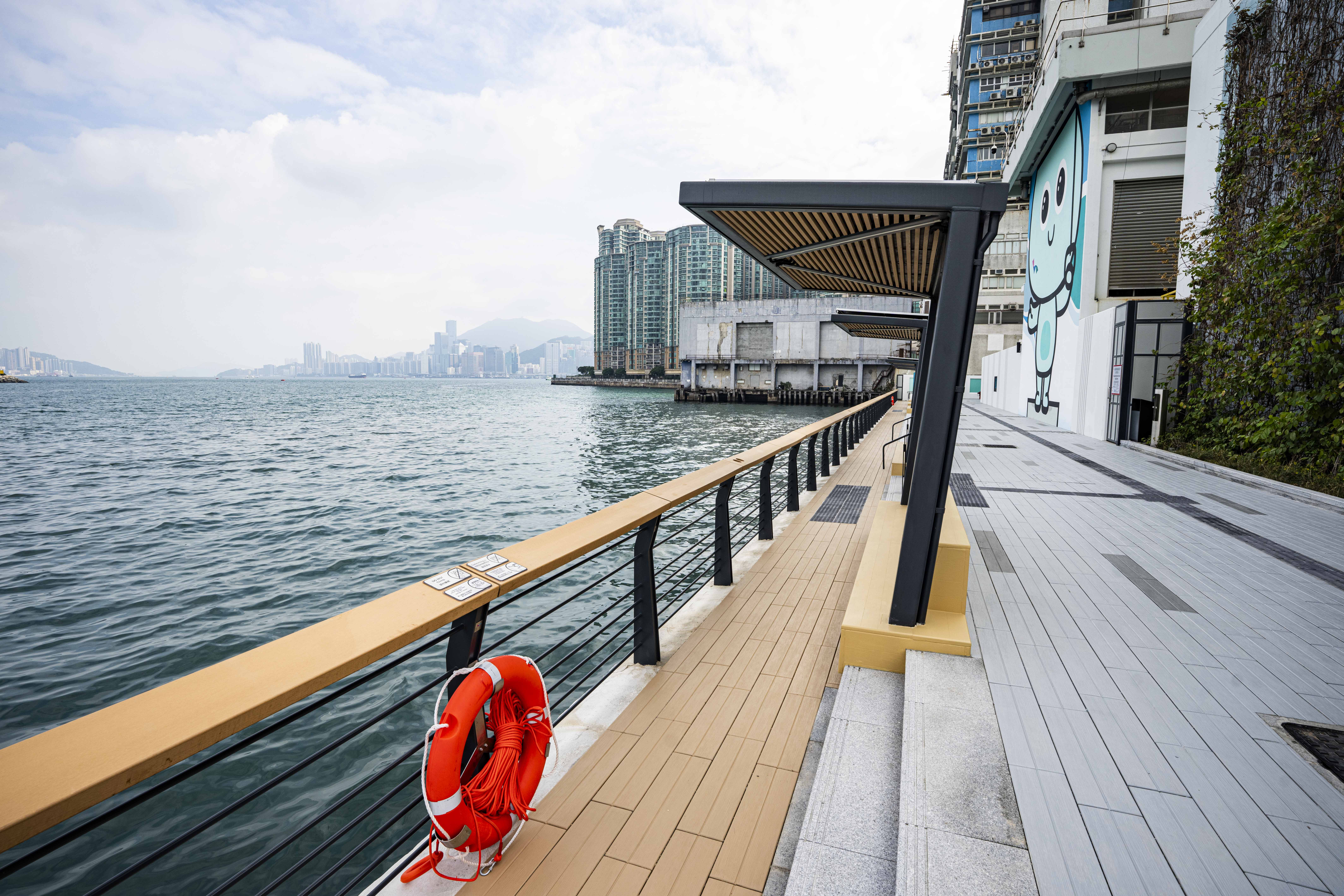 The To Kwa Wan Promenade is open for public use from today (December 21). Photo shows the benches at the To Kwa Wan Promenade.