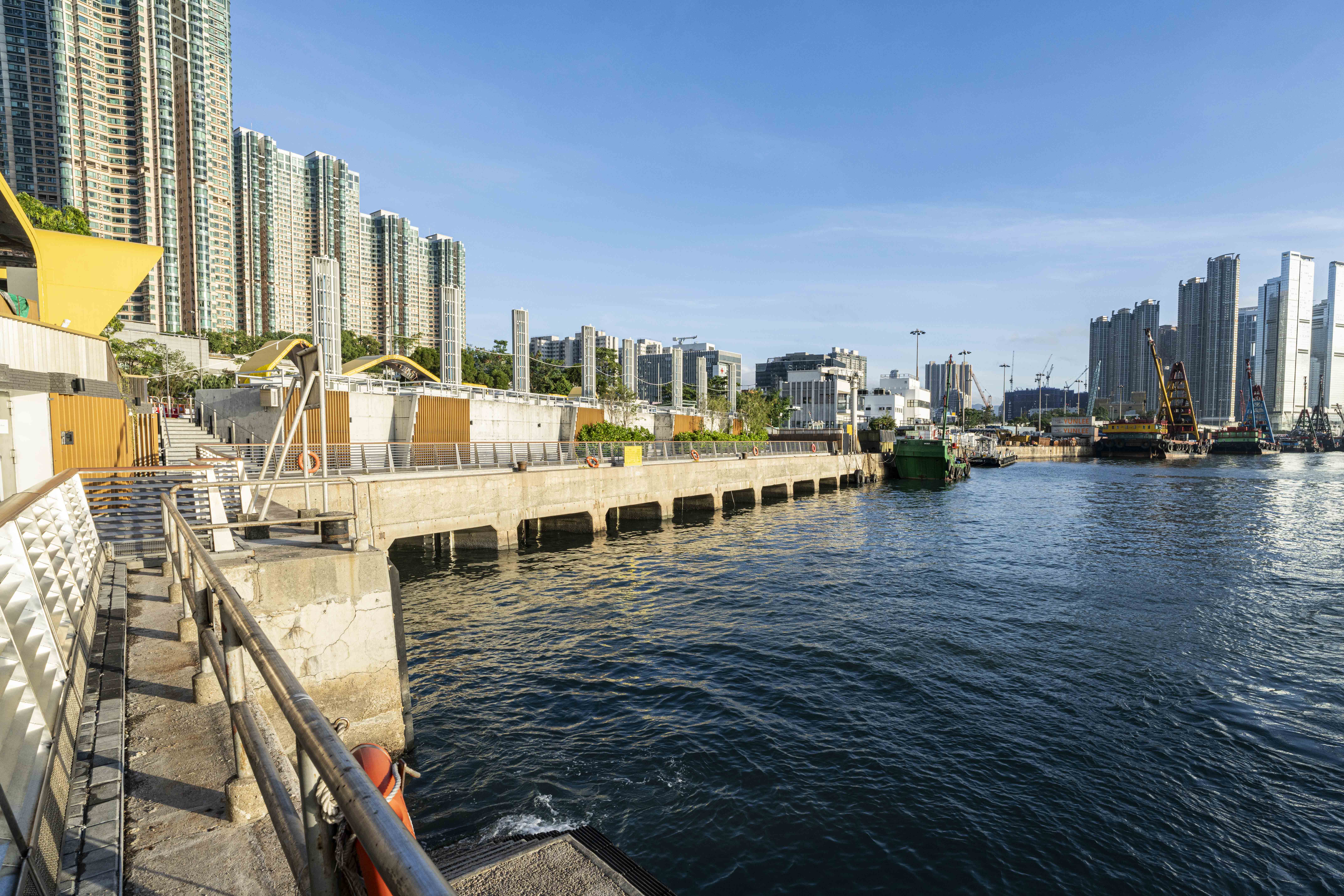 大角咀海輝道海濱今日（十二月二十一日）起開放予公眾使用。圖示於大角咀櫻桃街新建的箱形雨水渠出口。