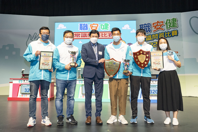 The winning team received the 3 prizes from Chief Occupational Safety Officer (System and Support) of Labour Department, Mr. WAN Chi-ping (third left) 