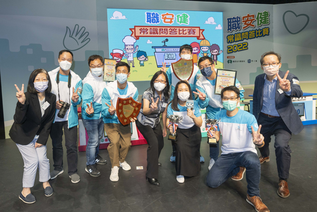 The Director of Drainage Services, Ms Alice PANG (fifth left), the Assistant Director / Electrical and Mechanical, Mr KO Chi-chung (first right) and the Chief Engineer / Electrical and Mechanical Projects, Ms LAI Wai-kwan, Sussana (first left), took a group photo with the winning team