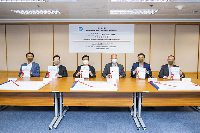 The Assistant Director / Projects and Development, Mr CHOI Wing-hing (third right), the Chief Engineer / Drainage Projects, Mr WAN Cheuk-keung (third left) of the DSD, the Director, Mr CHAN Yin-chung (second left) and Executive Director, Mr LEUNG Wing-chuen (first left) of Kwan Lee Holding Limited and the Director, Mr LEE Ka-lun (second right) and General Manager, Mr TUNG Kar-ming (first right) of Chun Wo Construction and Engineering Company Limited attended the Contract Signing Ceremony