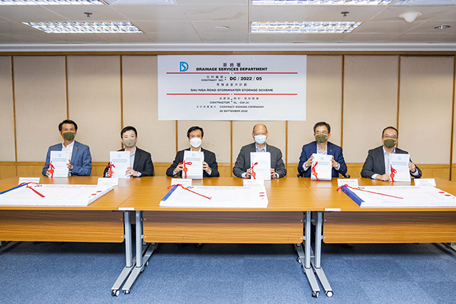 The Assistant Director / Projects and Development, Mr CHOI Wing-hing (third right), the Chief Engineer / Drainage Projects, Mr WAN Cheuk-keung (third left) of the DSD, the Director, Mr CHAN Yin-chung (second left) and Executive Director, Mr LEUNG Wing-chuen (first left) of Kwan Lee Holding Limited and the Director, Mr LEE Ka-lun (second right) and General Manager, Mr TUNG Kar-ming (first right) of Chun Wo Construction and Engineering Company Limited attended the Contract Signing Ceremony
