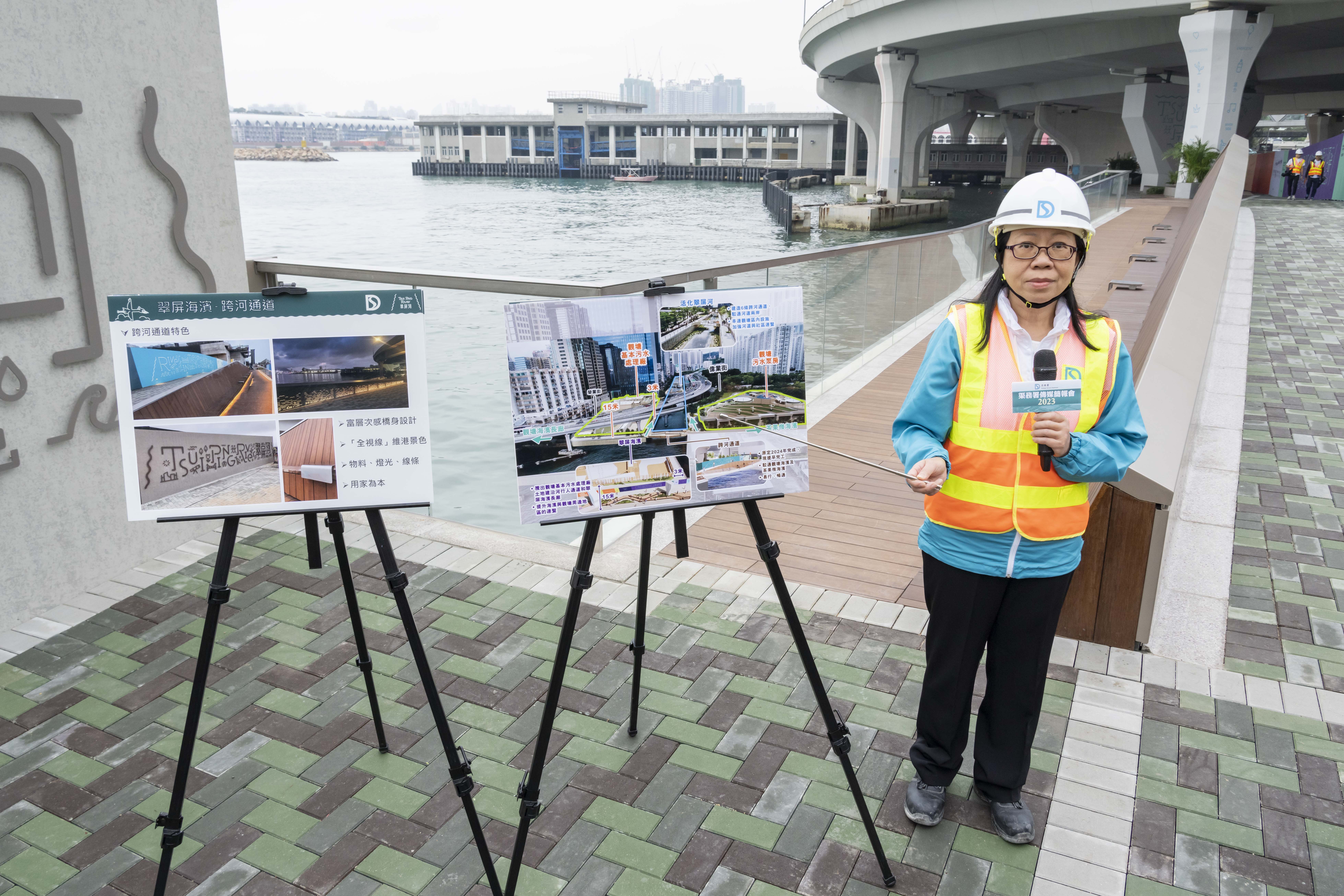 Ms PANG introduced the cross river walkway of Tsui Ping River behind. Citizens can access the Cha Kwo Ling Promenade from the Kwun Tong Promenade through this walkway in the future