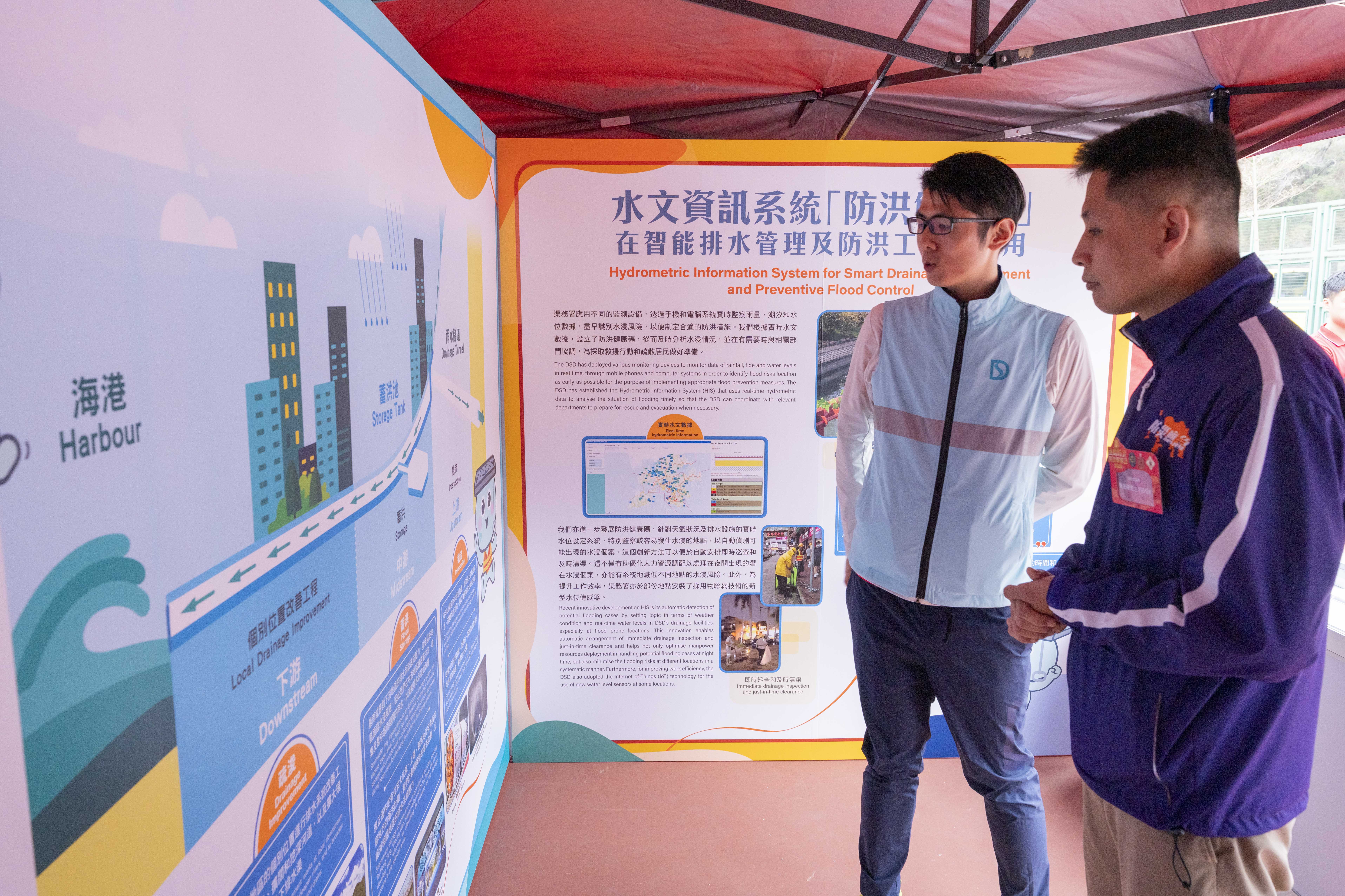 Introducing the exhibition to Director of Fire Services, Mr. YEUNG Yan-kin, Andy (right)