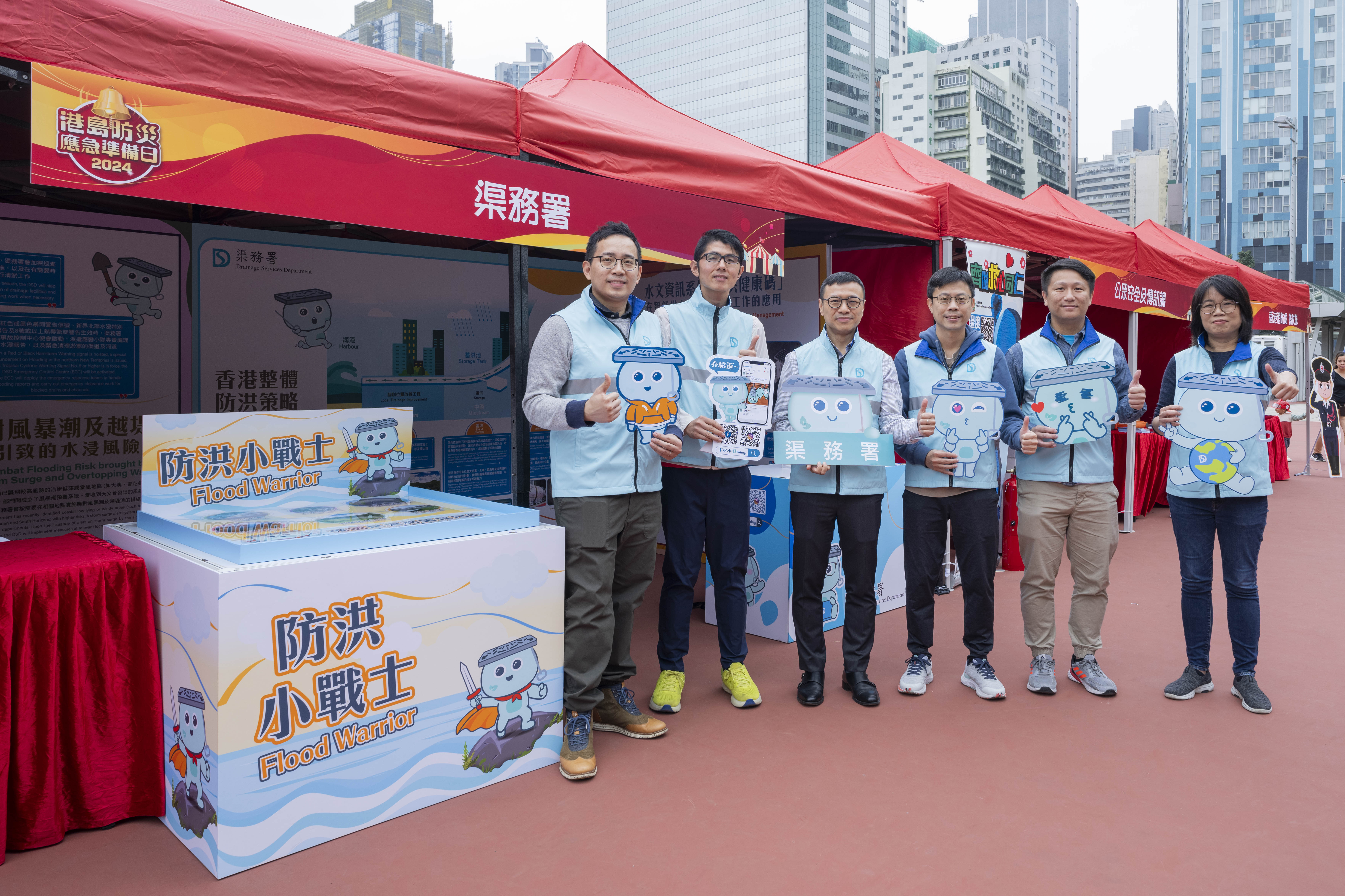 Chief Engineer of Hong Kong & Islands, Mr. CHAN Hak Keung (third left) took a group photo with colleagues