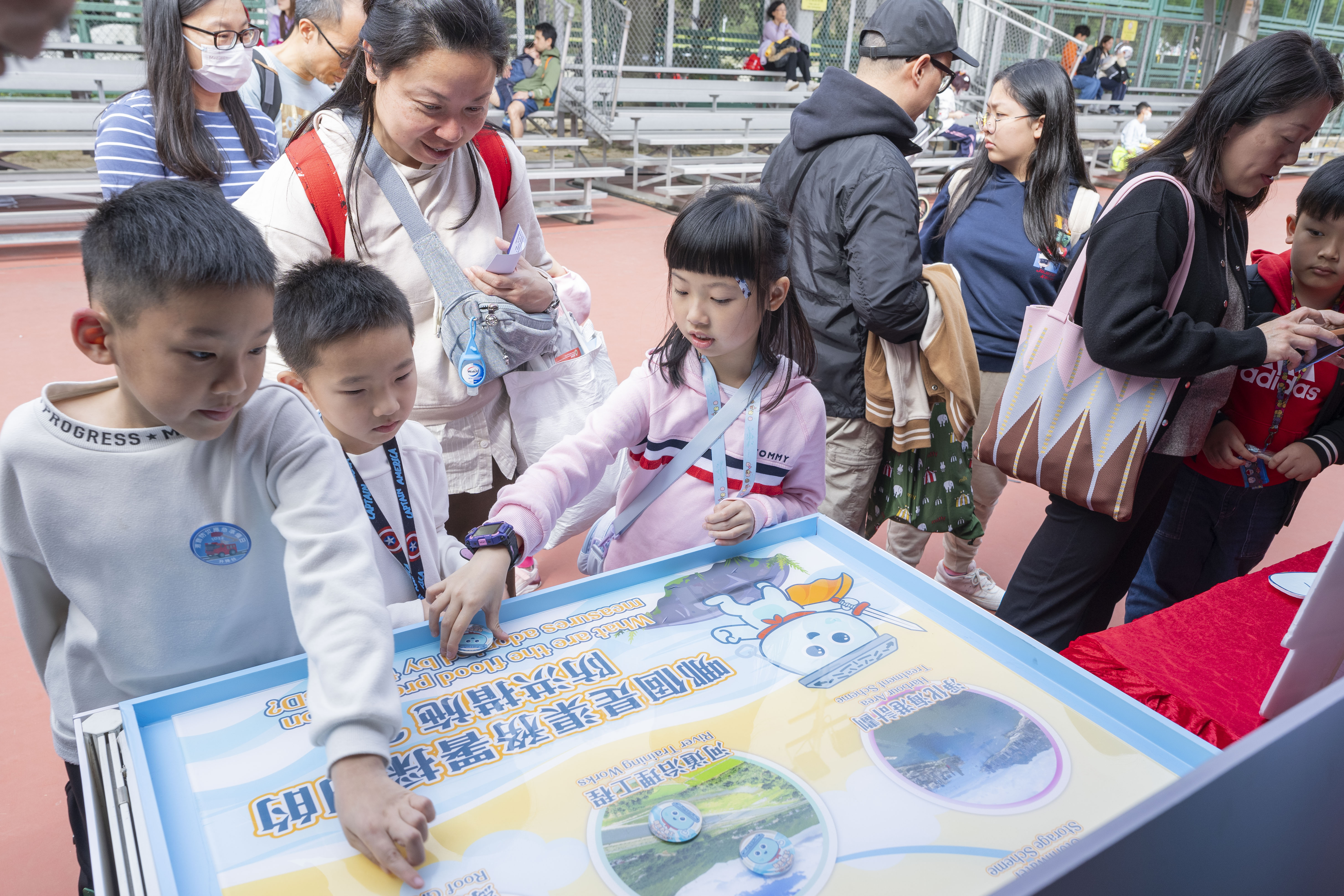 The public took part in the mini game at the exhibition booth