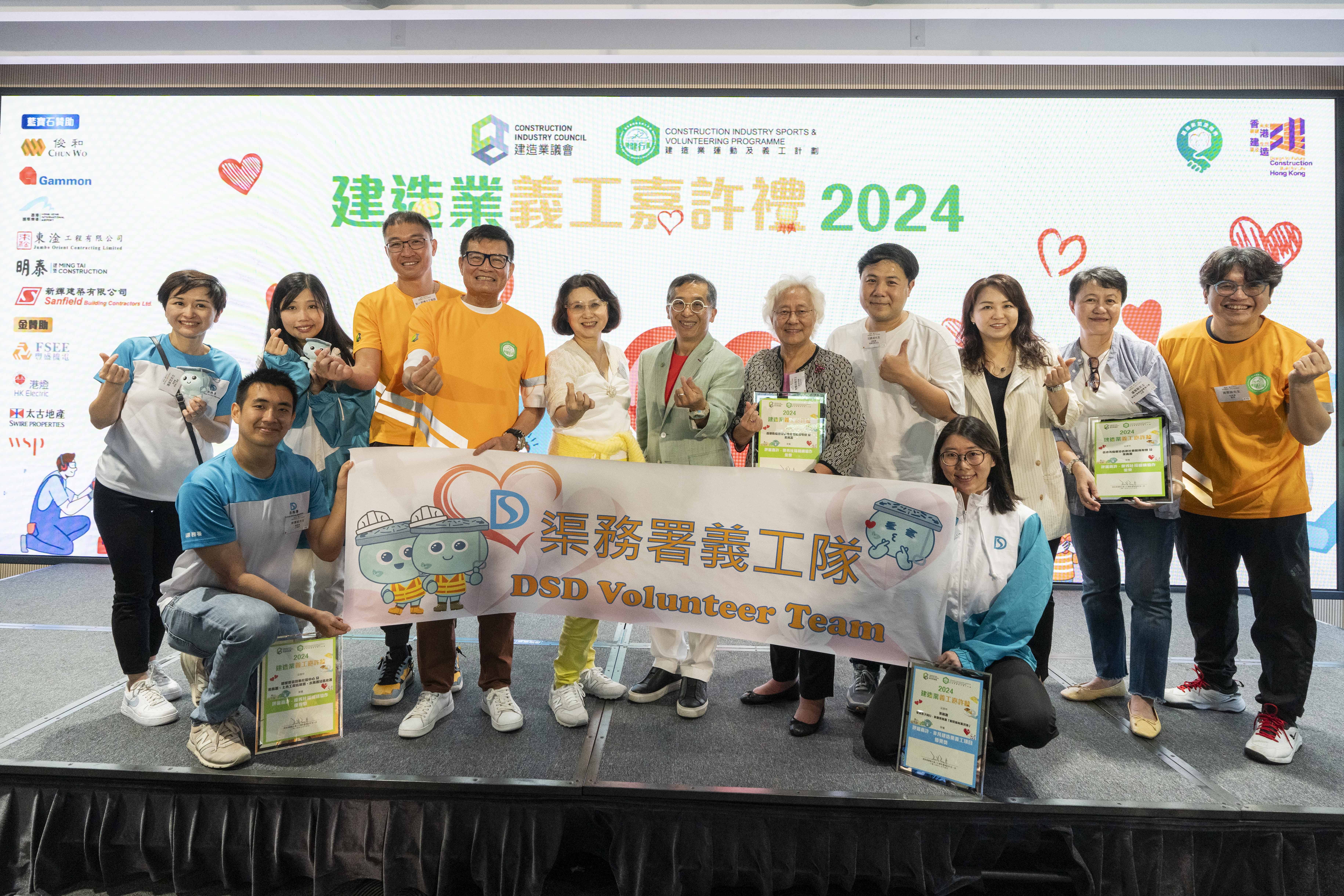 建造業議會主席何安誠教授工程師(左六)、建造業議會執行總監鄭定寕工程師(左四)、水務署署長黃恩諾先生(右一) 及社福機構代表與渠務署義工隊成員合照