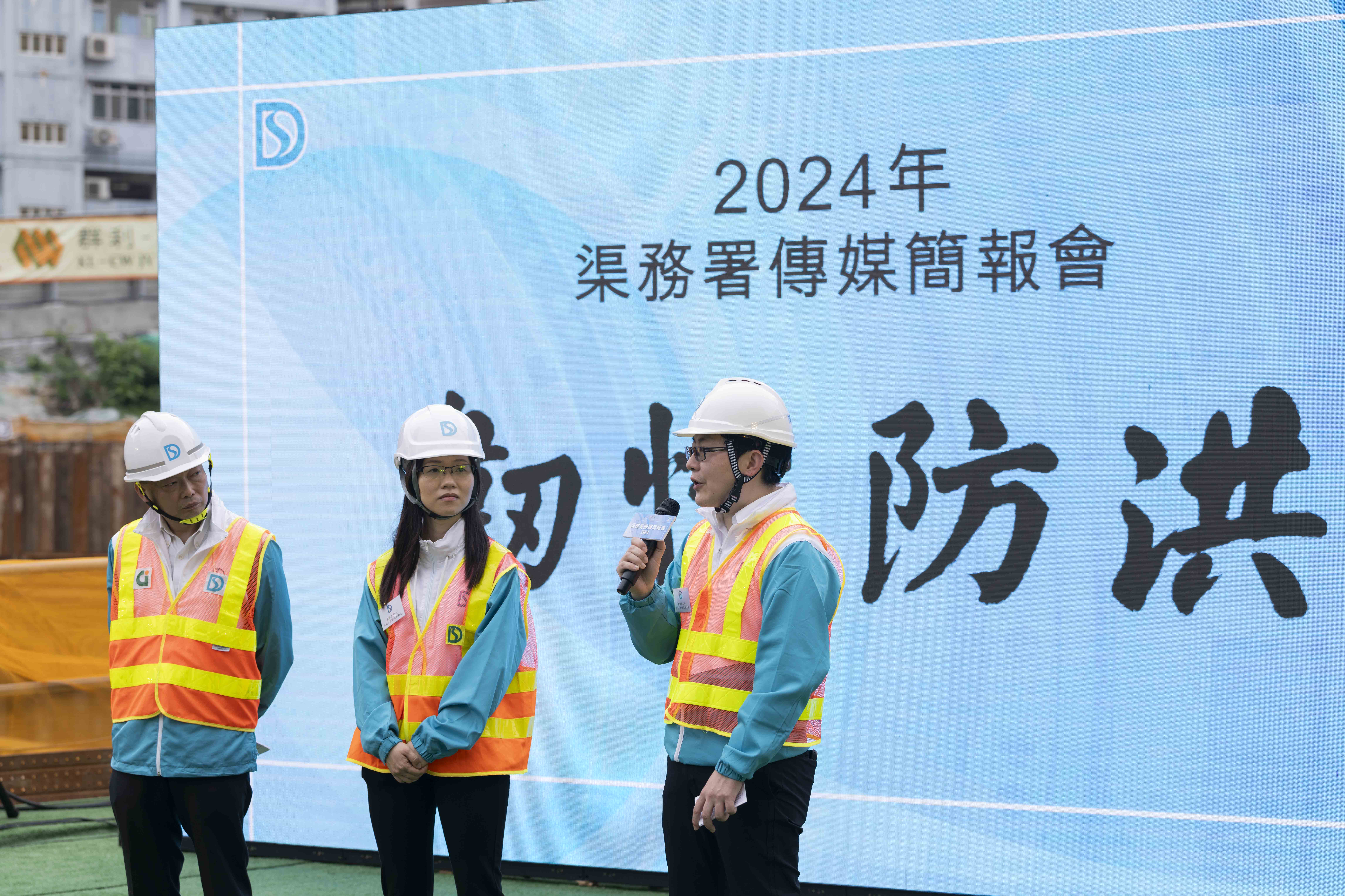 The Assistant Director/Projects and Development, Mr Brian CHOI Wing-hing (left), DSD Senior Engineers, Ms Joy LEE Ching-man (middle), and Mr Ronald SIU Wai-chung (right), introduced the details of the “Sau Nga Road Flood Storage Scheme” to reporters