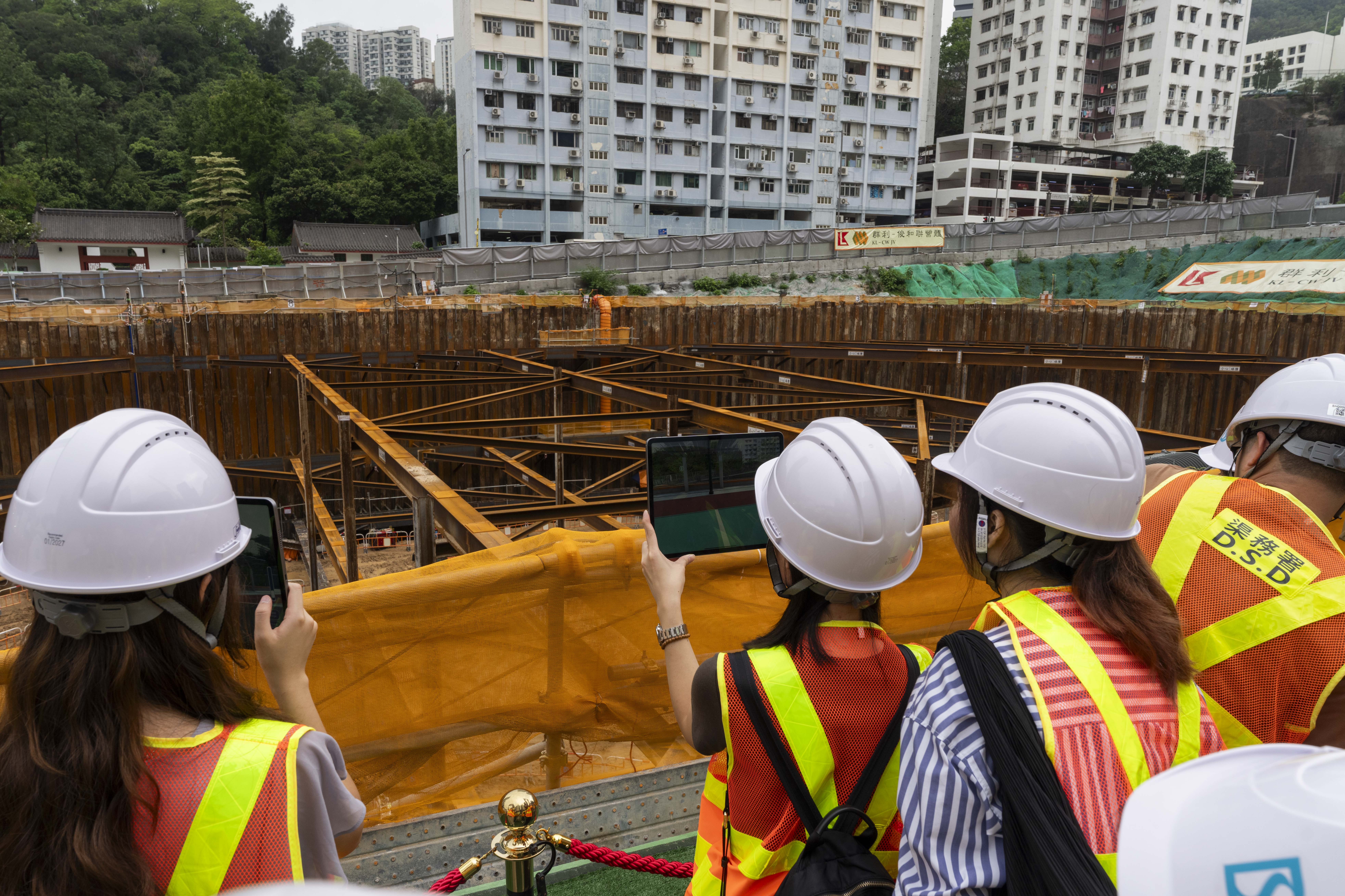 Reporters learnt more about the progress of the “Sau Nga Road Flood Storage Scheme” by adopting its “Augmented Reality (AR)” technology 