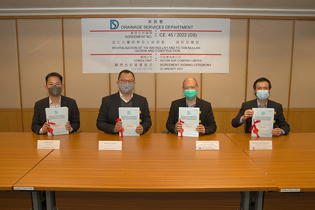 The Assistant Director / Projects and Development, Mr. CHOI Wing-hing (second right), Chief Engineer/Drainage Projects, Mr. WAN Cheuk-keung (first right) of DSD and the Vice President (Water, Asia), Mr. CHAN Ying-kin (second left) and the Executive Director (Water, Hong Kong), Mr. WU Yat-fei (first left) of AECOM Asia Company Limited attended the Agreement Signing Ceremony