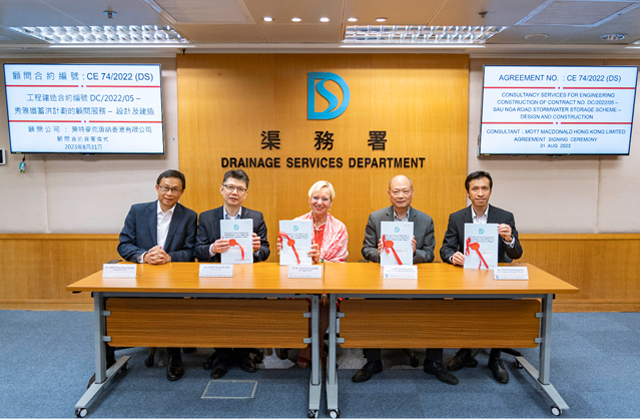 The Assistant Director/Projects and Development, Mr. CHOI Wing-hing, Brian (second right), the Chief Engineer/Drainage Projects, Mr. WAN Cheuk-keung, Ian (first right) of DSD; and the Managing Director, Dr Anne Frances KERR (third left), the Sector Leader, Mr. CHING Ming-kam, Eric (second left) and the Technical Director, Mr. CHOI Wing-chung, Hayman (first left) of Mott MacDonald Hong Kong Limited attended the Agreement Signing Ceremony