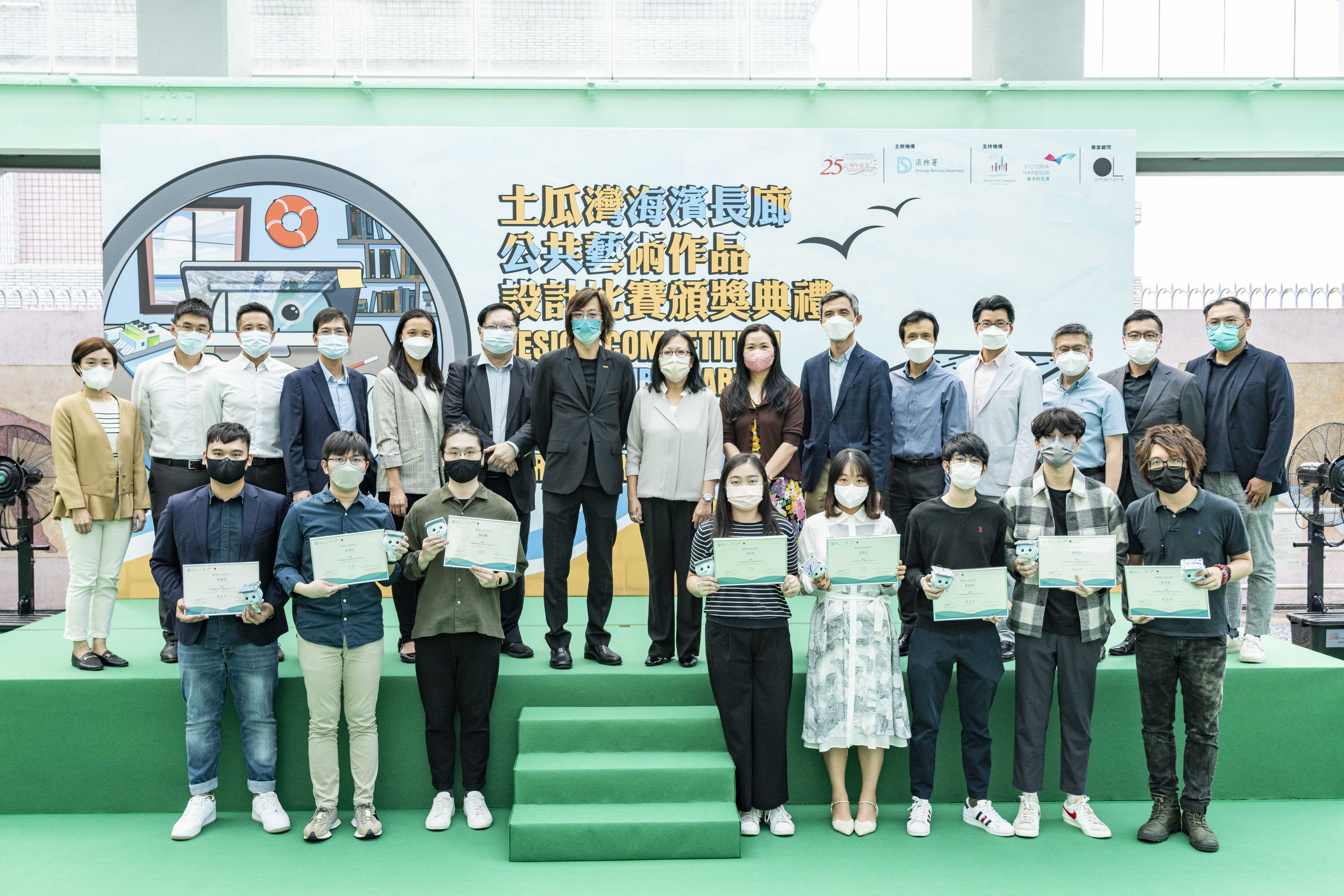 Photo of VIPs of the Award Presentation Ceremony (back) and prize winners (front)