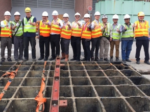 工程团队把部分水闸组件拆除