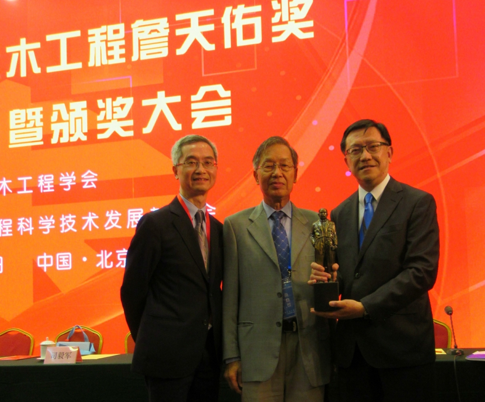 DSD’s “Harbour Area
Treatment Scheme” has
been awarded the 15th
Tien-yow Jeme Civil
Engineering Prize under
the “Municipal Engineering
Category” for its
outstanding achievements
in the area of technological
innovation and application. caption